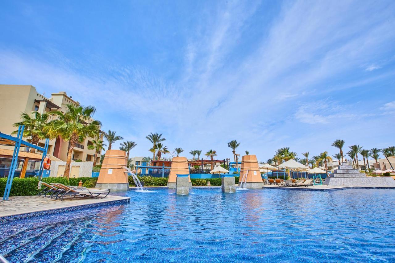 Pickalbatros Sands Port Ghalib Eksteriør billede The swimming pool at the Hilton Sharm El Sheikh