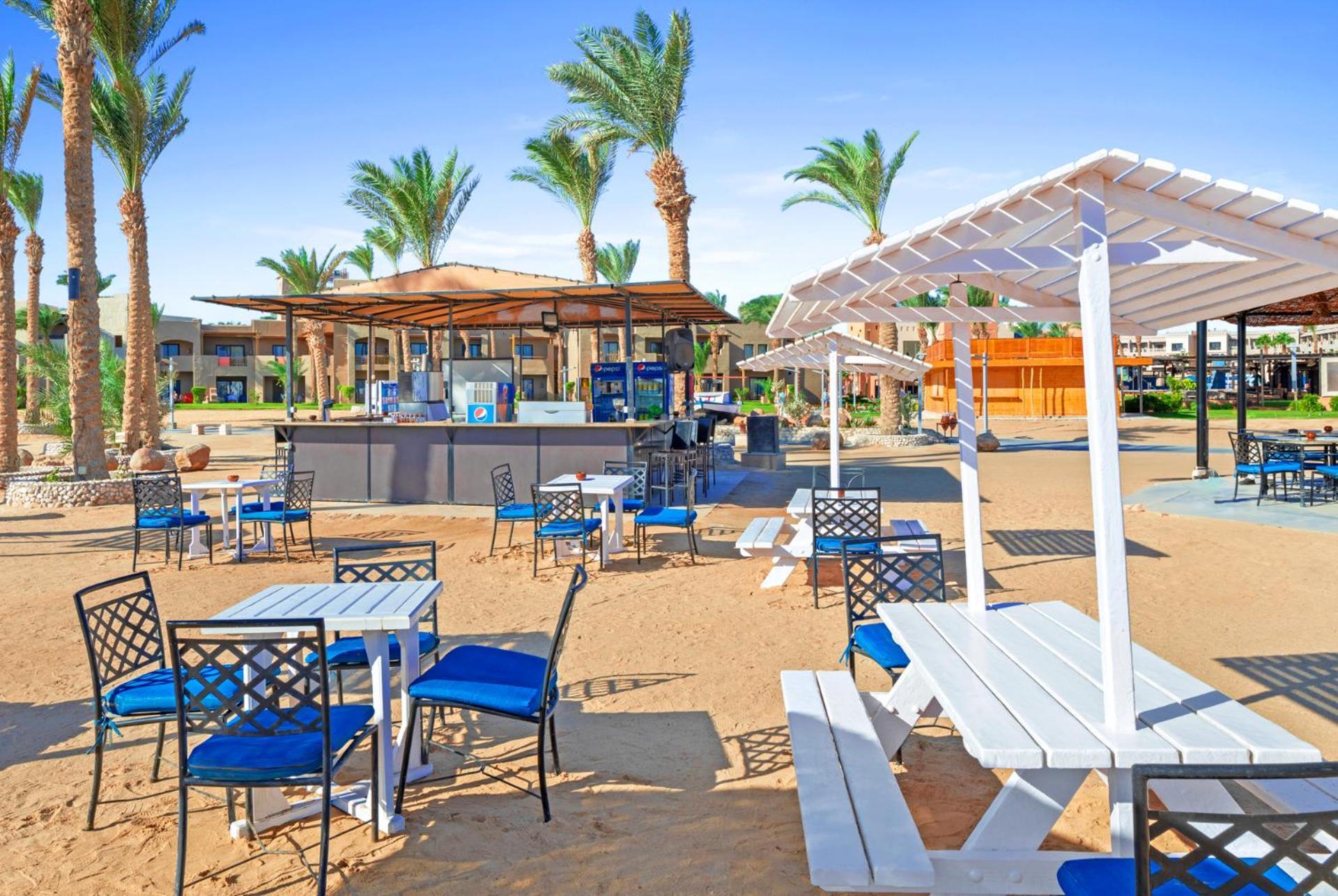 Pickalbatros Sands Port Ghalib Eksteriør billede Beach bar at a resort in Egypt